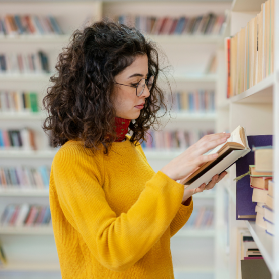 Kvinde på bibliotek