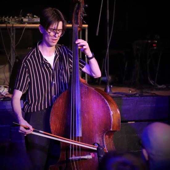 Bassist Jesper Nordborg optræder ved koncert.