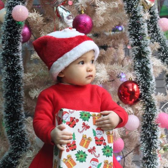 Baby med julegave