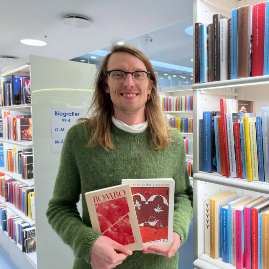Emil med nye titler på biblioteket