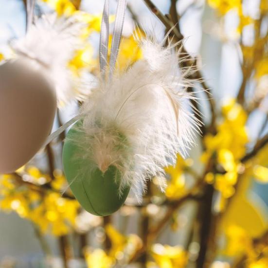 Påskeæg hænger i forårsgrene