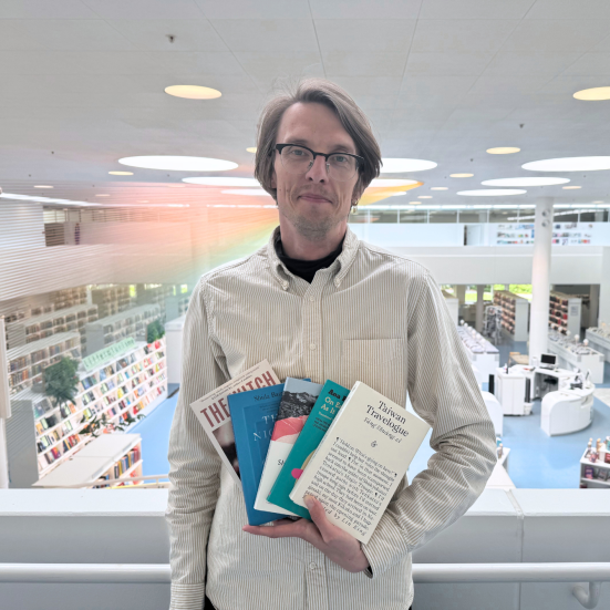 Emil Busch Madsen med nominerede bøger til Den Internationale Bookerpris