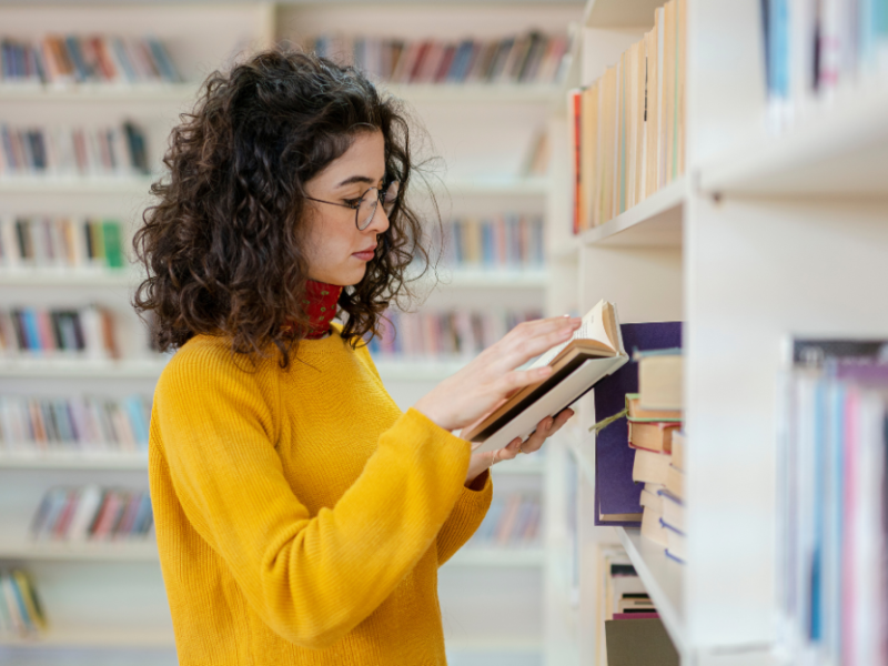 Kvinde på bibliotek