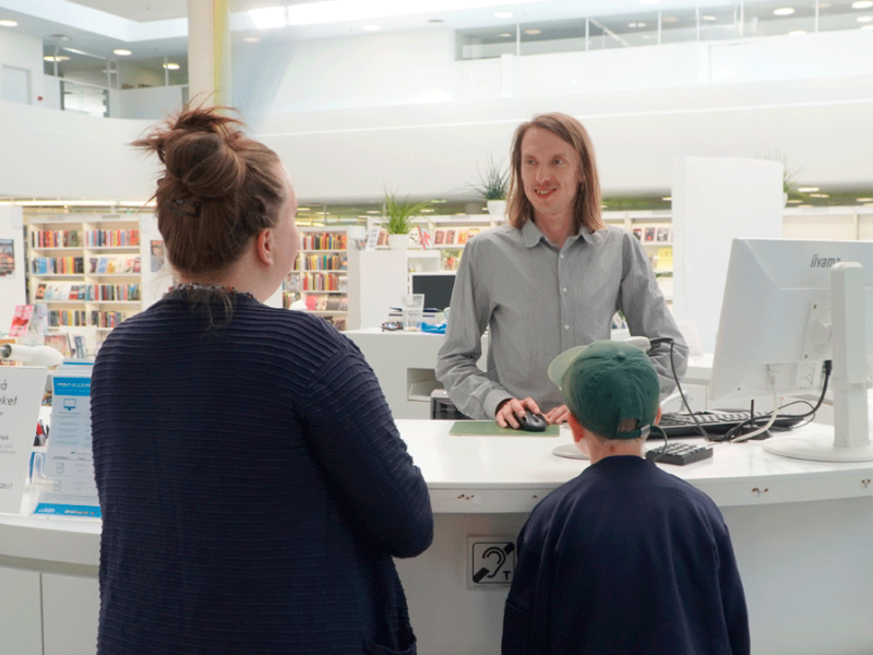 Mor og barn opretter låneprofil på biblioteket