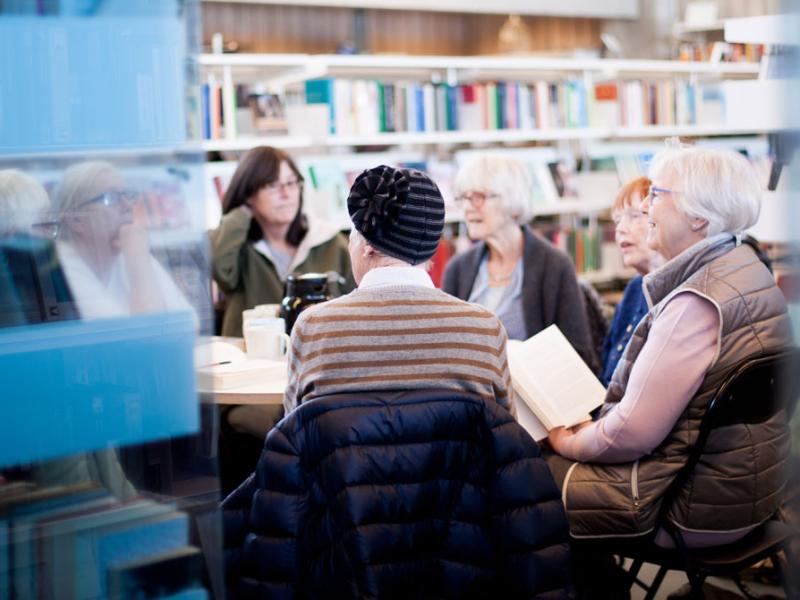 Kvinder rundt om et bord på biblioteket