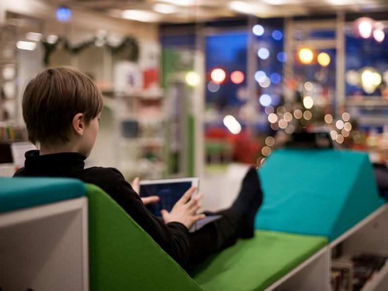 Dreng læser på Ordrup Bibliotek