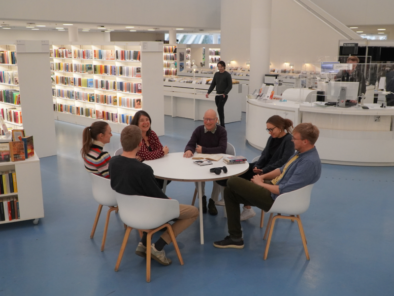 Folk rundt om et bord på Gentofte Hovedbibliotek