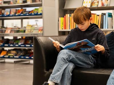 Barn læser