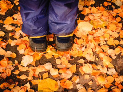 Barn i efterårsblade