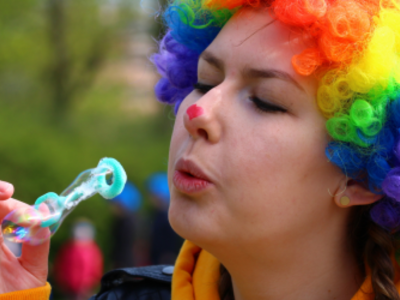 Pige puster sæbebobler