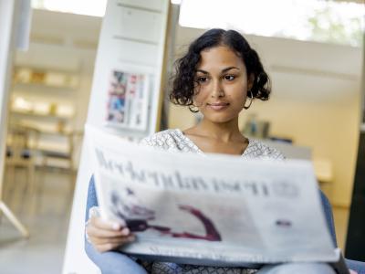 Kvinde læser avis