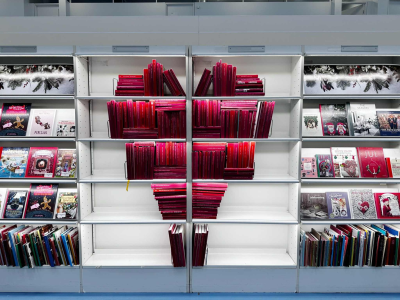 Julehjerte af bøger på Gentofte Hovedbibliotek