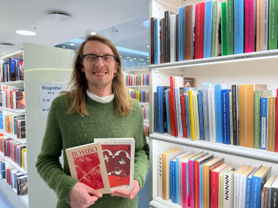 Emil med nye titler på biblioteket