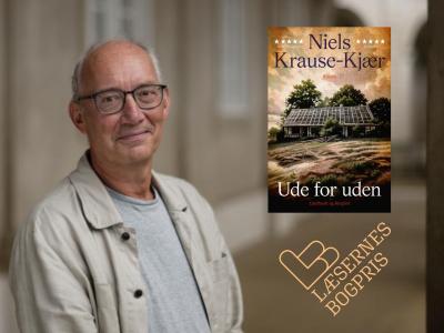 Niels Krause Kjær med bogen Ude for uden