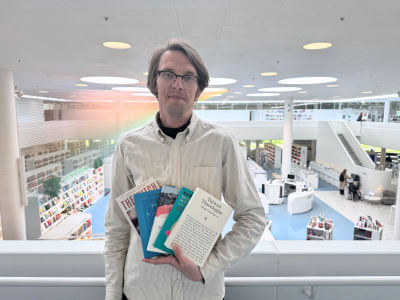 Emil Busch Madsen med nominerede bøger til Den Internationale Bookerpris