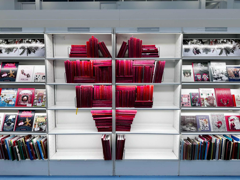 Julehjerte af bøger på Gentofte Hovedbibliotek