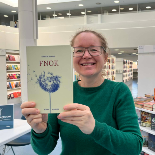 Signe med bogen Fnok