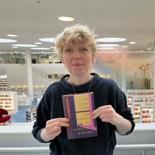 Sisse med bogen "En sang man kan græde til"