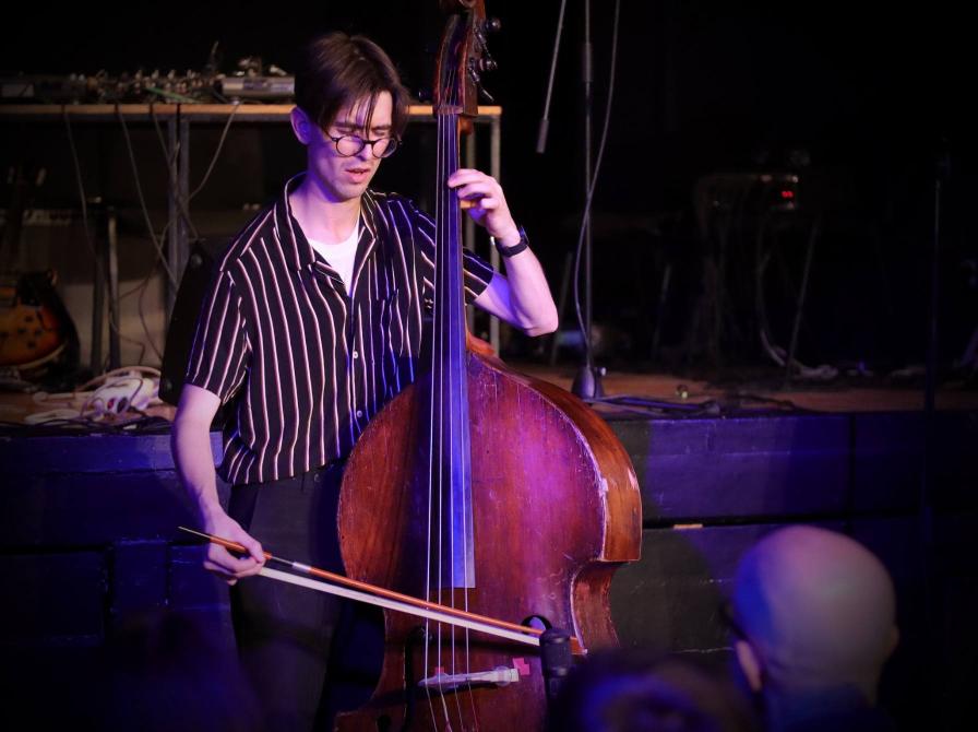 Bassist Jesper Nordborg optræder ved koncert.