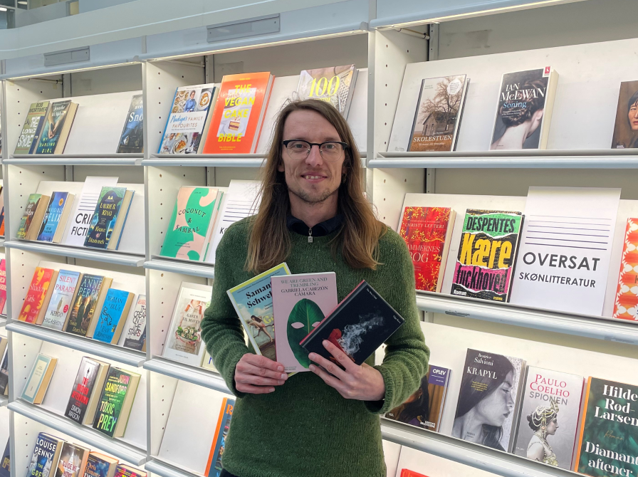 Emil med bøger til Longlist Bookerprisen