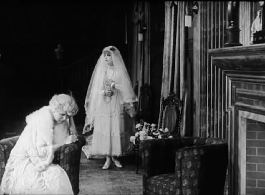 Asta Nielsen i brudekjole i 'Mod lyset'.