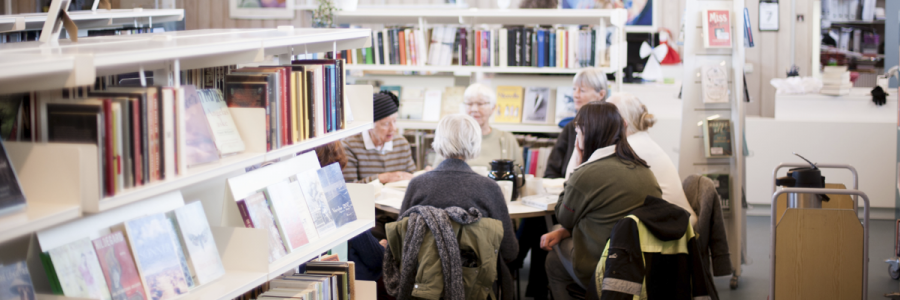 En læsegruppe taler om bøger på Jægersborg Bibliotek.