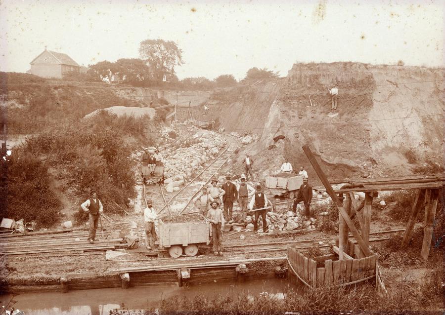 Foto fra omkring år 1900 af teglværkets lergrav med tipvognsbane.