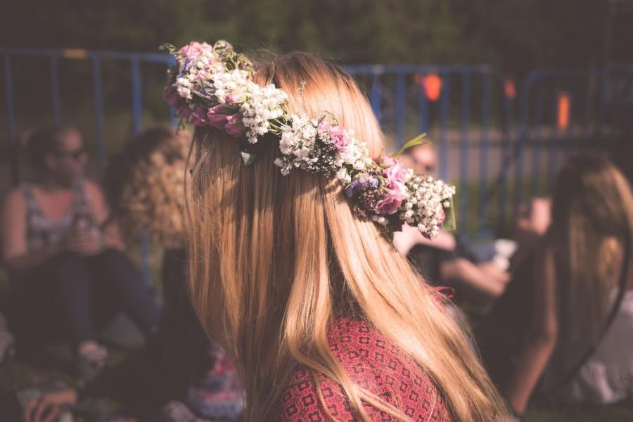 Pige med blomster i håret
