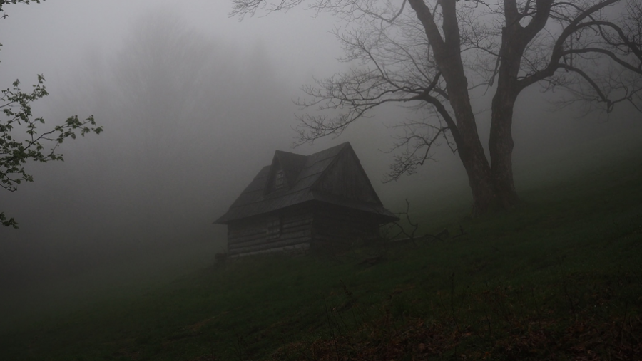 Uhyggeligt hus i tåge
